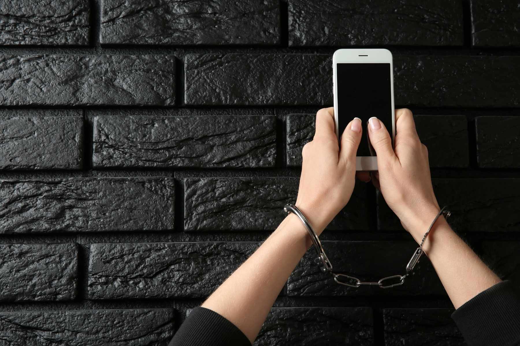 اعتیاد نوجوانان به فضای مجازی: ۵ دلیل و راهکارهای مؤثر