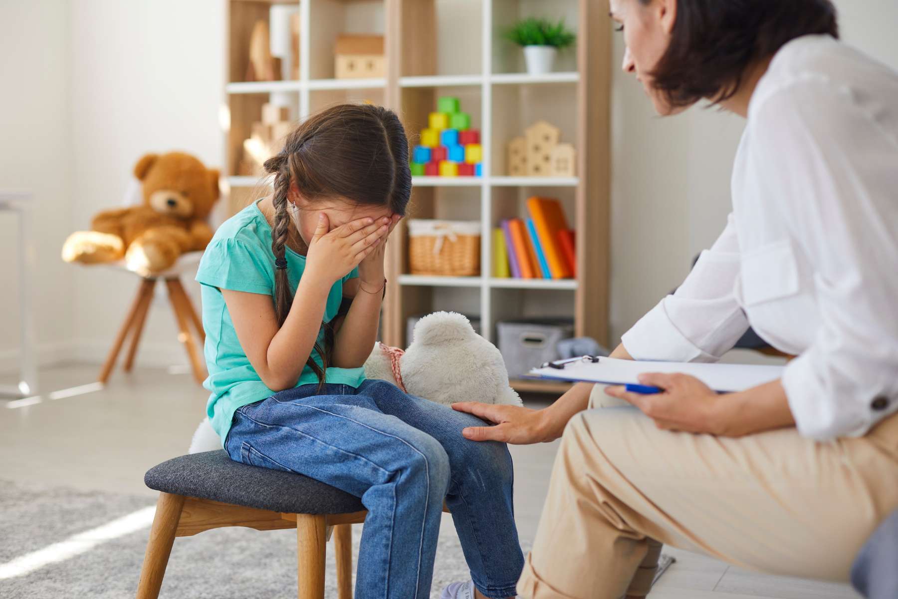 مشکلات عاطفی نوجوانان: 5 دلیل و 7 راهکار موثر